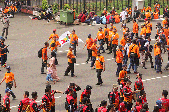 Massa aksi May Day Fiesta berjalan menuju Stadion Utama Gelora Bung Karno (SUGBK), Senayan, Jakarta, Sabtu (14/5/2022).