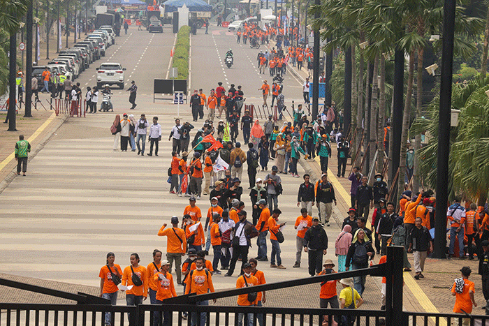 Massa aksi May Day Fiesta berjalan menuju Stadion Utama Gelora Bung Karno (SUGBK), Senayan, Jakarta, Sabtu (14/5/2022).