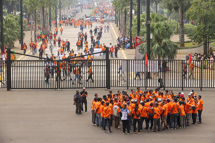 Massa aksi May Day Fiesta berjalan menuju Stadion Utama Gelora Bung Karno (SUGBK), Senayan, Jakarta, Sabtu (14/5/2022).