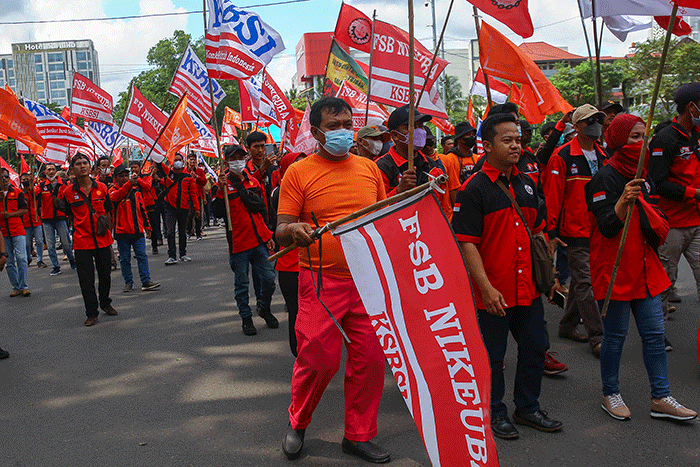 Ratusan buruh dari berbagai elemen serikat pekerja di Sumsel melakukan aksi dengan mendatangi Kantor DPRD Sumsel.
