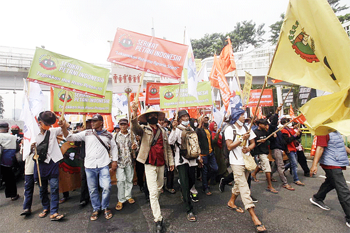 Massa aksi dari berbagai elemen buruh mulai memadati kawasan Gedung DPR RI di Jalan Gatot Subroto, Jakarta Pusat, Sabtu (14/5/2022).