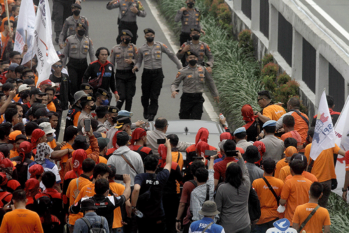 Buruh melakukan aksi unjuk rasa di depan gedung DPR, Jakarta, Sabtu (14/5/2022).