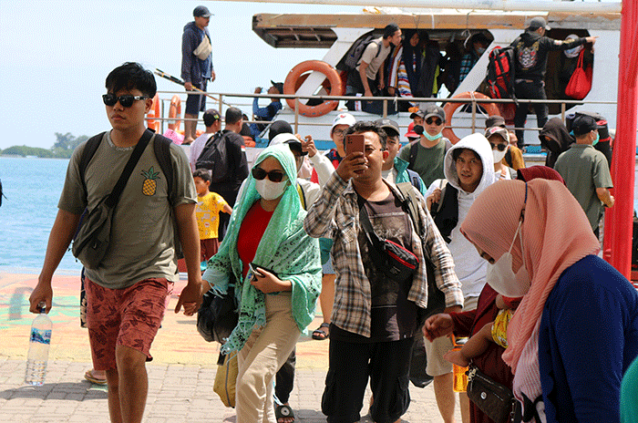 Wisatawan tiba di Dermaga Pelabuhan Pulau Pramuka, Provinsi DKI Jakarta, Sabtu (14/5/2022).