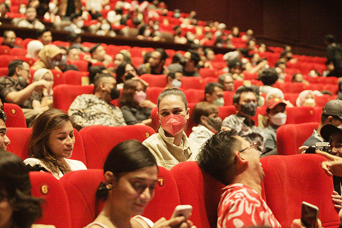 Suasana penonton menunggu film dimulai di biskop kawasan Jakarta Selatan, Minggu (15/5/2022).