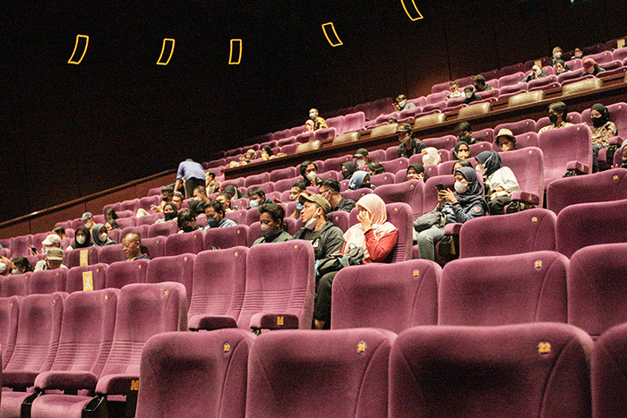 Suasana penonton menunggu film dimulai di biskop kawasan Jakarta Selatan, Minggu (15/5/2022).