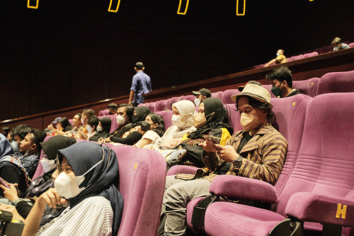 Suasana penonton menunggu film dimulai di biskop kawasan Jakarta Selatan, Minggu (15/5/2022).