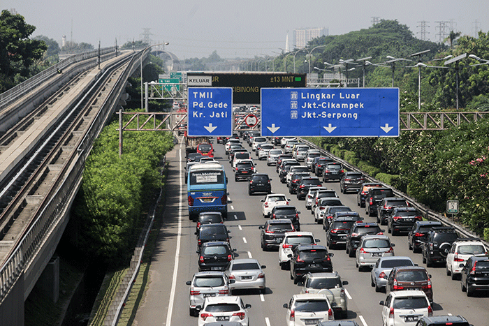 Sejumlah kendaraan terjebak kemacetan di ruas Tol Jagorawi, kawasan Jakarta Timur, Minggu (16/5/2022).