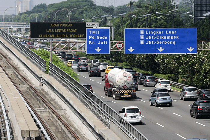 Sejumlah kendaraan terjebak kemacetan di ruas Tol Jagorawi, kawasan Jakarta Timur, Minggu (16/5/2022).