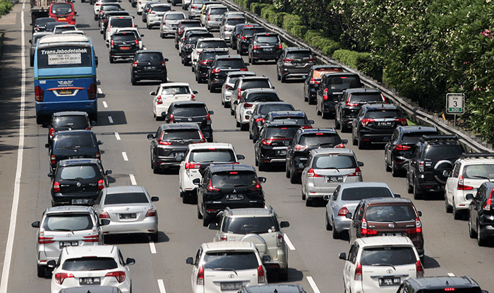 Sejumlah kendaraan terjebak kemacetan di ruas Tol Jagorawi, kawasan Jakarta Timur, Minggu (16/5/2022).