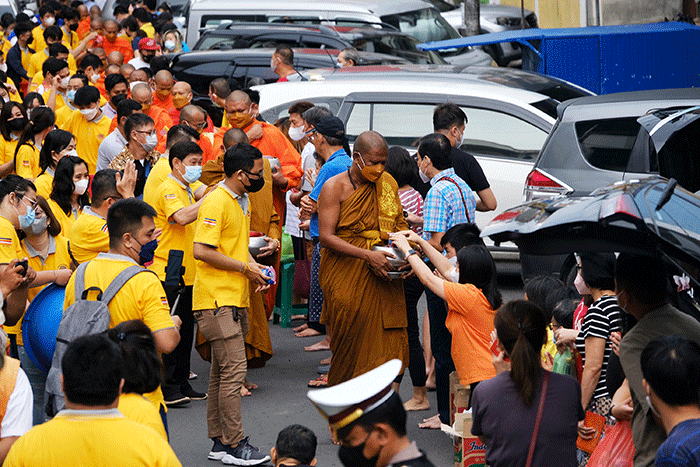 Sejumlah Biksu menerima derma dari umat Buddha saat prosesi pindapata sebagai rangkaian perayaan Tri Suci Waisak 2566 BE/2022 di Makassar, Senin (16/5/2022).