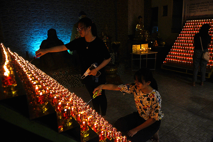 Penyalaan pelita dan lampion rangkaian Trisuci Waisak 2566 BE dilaksanakaan umat Buddha di Wihara Dharmakirti, Palembang, Minggu (15/5/2022).