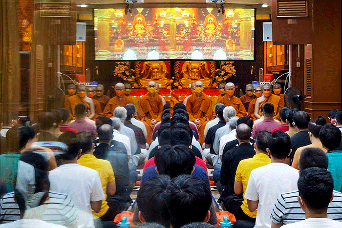 Suasana Perayaan Waisak yang dipimpin oleh Yang Mulia Biksu Aryamaitri Mahasthawira di Wihara Ekayana Arama, Jakarta Barat, Senin (16/5/2022).
