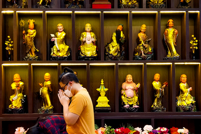 Suasana Perayaan Waisak yang dipimpin oleh Yang Mulia Biksu Aryamaitri Mahasthawira di Wihara Ekayana Arama, Jakarta Barat, Senin (16/5/2022).