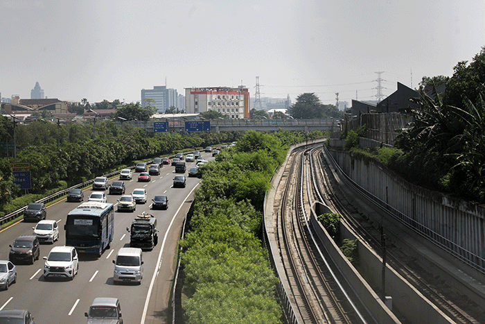 Sejumlah kendaraan melintas dekat proyek pembangunan jalur LRT di kawasan Kampung Makasar, Jakarta Timur, Senin (16/5/2022).