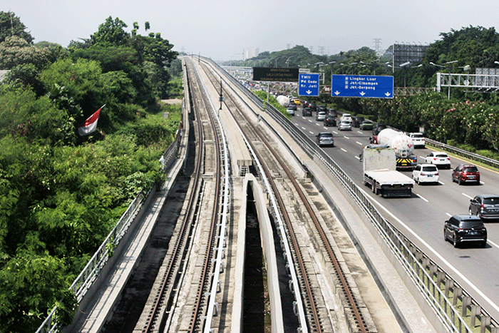 Sejumlah kendaraan melintas dekat proyek pembangunan jalur LRT di kawasan Kampung Makasar, Jakarta Timur, Senin (16/5/2022).