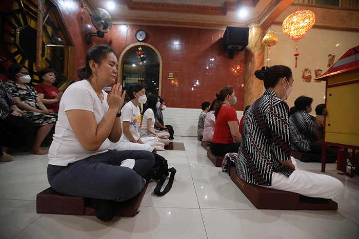 Biksu memimpin ibadah pada rangkaian perayaan Tri Suci Waisak 2566 BE/2022 di Vihara Avalokitesvara, Pondok Cabe, Tangerang Selatan, Banten, Senin (16/5/2022).