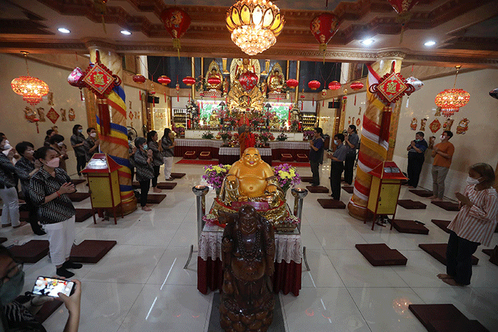 Biksu memimpin ibadah pada rangkaian perayaan Tri Suci Waisak 2566 BE/2022 di Vihara Avalokitesvara, Pondok Cabe, Tangerang Selatan, Banten, Senin (16/5/2022).