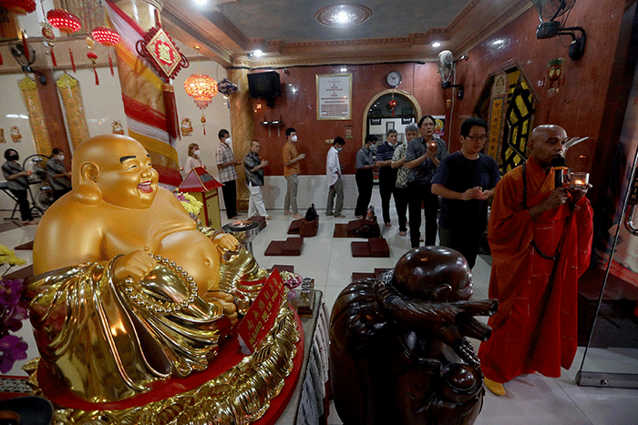 Biksu memimpin ibadah pada rangkaian perayaan Tri Suci Waisak 2566 BE/2022 di Vihara Avalokitesvara, Pondok Cabe, Tangerang Selatan, Banten, Senin (16/5/2022).