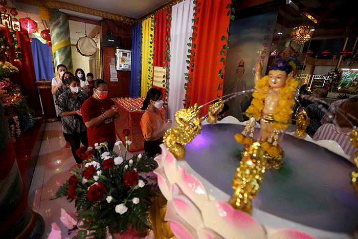 Biksu memimpin ibadah pada rangkaian perayaan Tri Suci Waisak 2566 BE/2022 di Vihara Avalokitesvara, Pondok Cabe, Tangerang Selatan, Banten, Senin (16/5/2022).