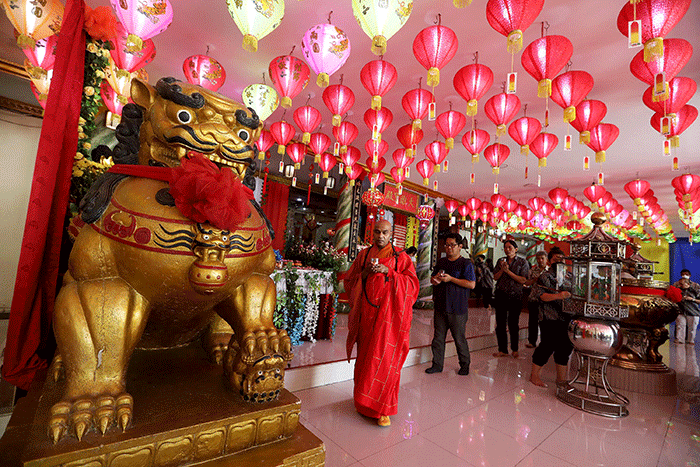 Biksu memimpin ibadah pada rangkaian perayaan Tri Suci Waisak 2566 BE/2022 di Vihara Avalokitesvara, Pondok Cabe, Tangerang Selatan, Banten, Senin (16/5/2022).