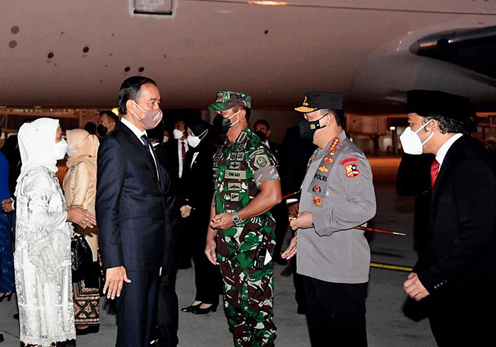 Presiden Jokowi dan Ibu Iriana Joko Widodo tiba di Tanah Air pada Senin, 16 Mei 2022, selepas melakukan rangkaian kunjungan kerja di Washington DC.