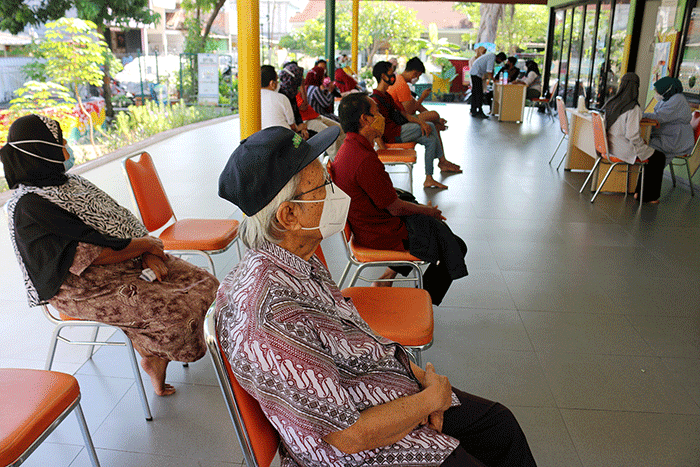 Vaksinator menyuntikkan vaksin Covid-19 kepada warga di RPTRA Kemayoran, Jakarta, Senin (16/5/2022).