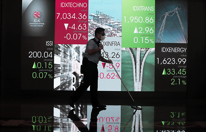 Petugas melintasi layar Pergerakan Indeks Harga Saham Gabungan (IHSG), BEI, Selasa (17/5/2022).