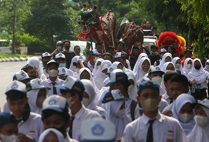 Ratusan warga dari berbagai elemen masyarakat dan lintas agama di Kota Semarang membentangkan bendera Merah Putih raksasa sepanjang sekitar 300 meter.