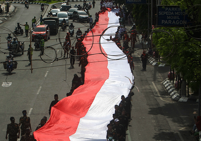 Ratusan warga dari berbagai elemen masyarakat dan lintas agama di Kota Semarang membentangkan bendera Merah Putih raksasa sepanjang sekitar 300 meter.