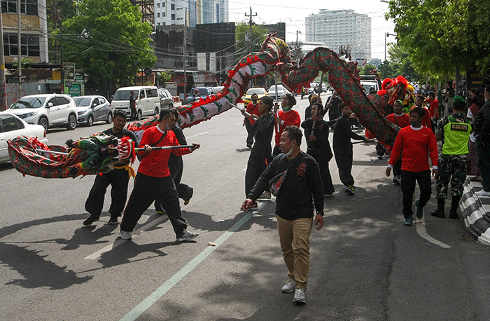 Ratusan warga dari berbagai elemen masyarakat dan lintas agama di Kota Semarang membentangkan bendera Merah Putih raksasa sepanjang sekitar 300 meter.
