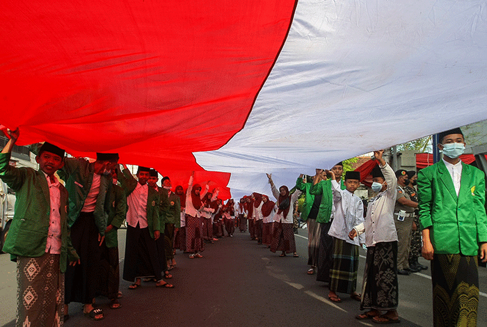 Ratusan warga dari berbagai elemen masyarakat dan lintas agama di Kota Semarang membentangkan bendera Merah Putih raksasa sepanjang sekitar 300 meter.