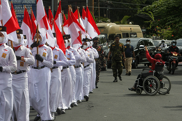 Ratusan warga dari berbagai elemen masyarakat dan lintas agama di Kota Semarang membentangkan bendera Merah Putih raksasa sepanjang sekitar 300 meter.