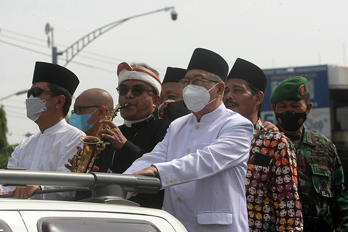 Ratusan warga dari berbagai elemen masyarakat dan lintas agama di Kota Semarang membentangkan bendera Merah Putih raksasa sepanjang sekitar 300 meter.