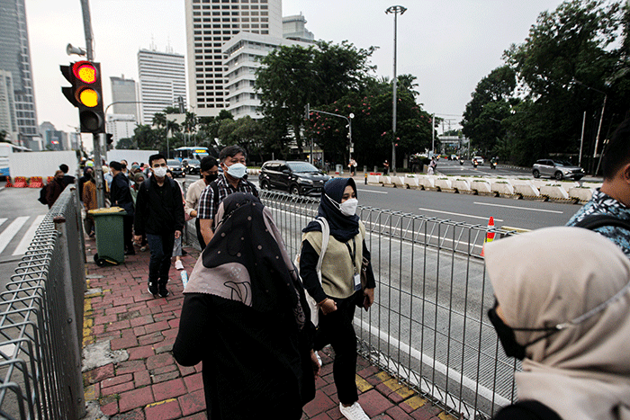 Aktivitas warga saat jam pulang kerja di kawasan Jakarta Pusat, Selasa (17/5/2022).