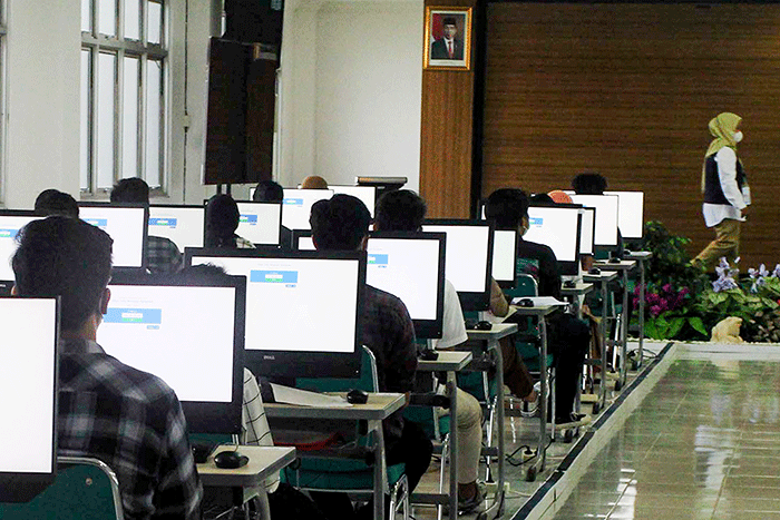 Peserta mengikuti Ujian Tulis Berbasis Komputer (UTBK) Seleksi Bersama Masuk Perguruan Tinggi Negeri (SBMPTN) 2022 gelombang pertama di UPN Jakarta.