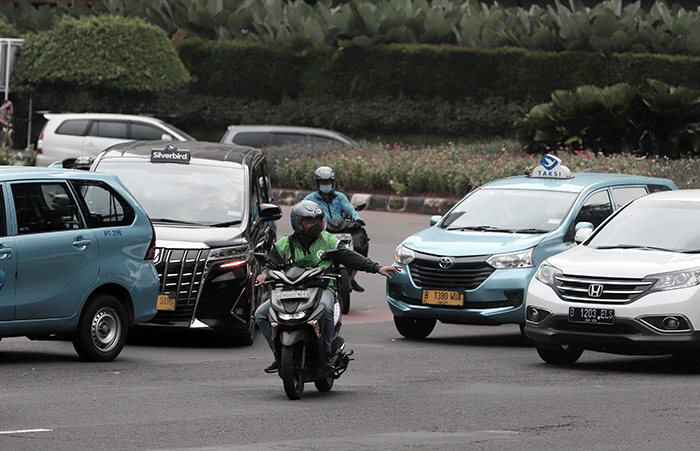 Driver online membawa penumpang di kawasan Bundaran HI, Jakarta, Selasa (17/5/2022).