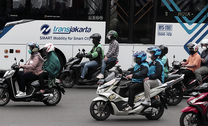 Driver online membawa penumpang di kawasan Bundaran HI, Jakarta, Selasa (17/5/2022).