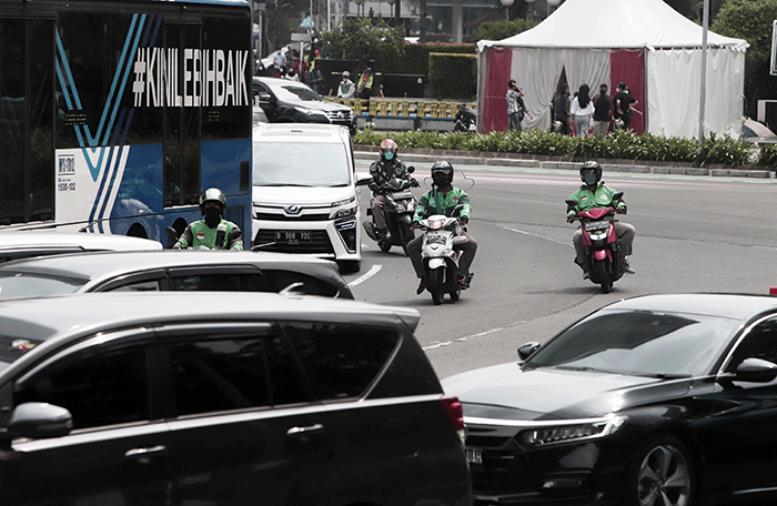 Driver online membawa penumpang di kawasan Bundaran HI, Jakarta, Selasa (17/5/2022).