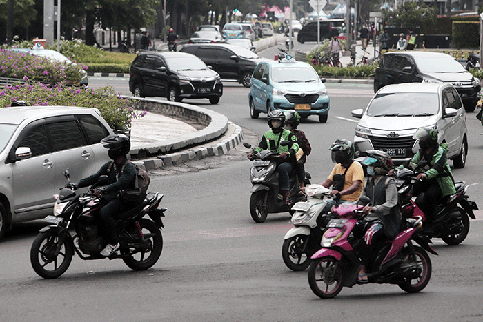 Driver online membawa penumpang di kawasan Bundaran HI, Jakarta, Selasa (17/5/2022).