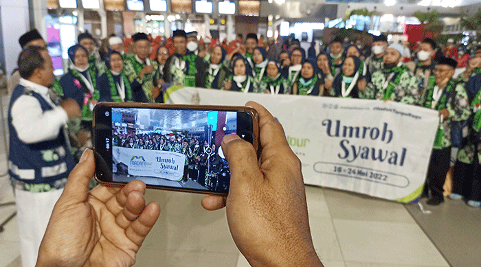 Jamaah Umrah memadati Terminal 3 Bandara Soekarno Hatta, Cengkareng, Selasa (17/5/2022).