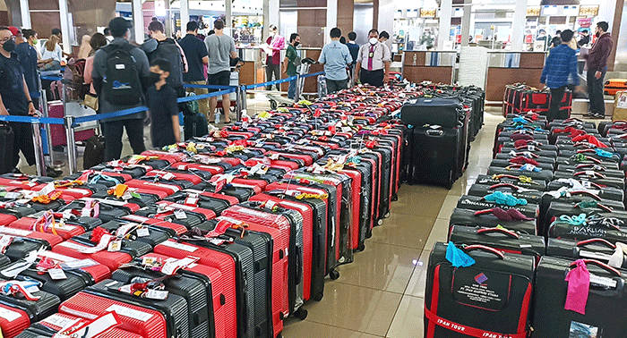 Jamaah Umrah memadati Terminal 3 Bandara Soekarno Hatta, Cengkareng, Selasa (17/5/2022).