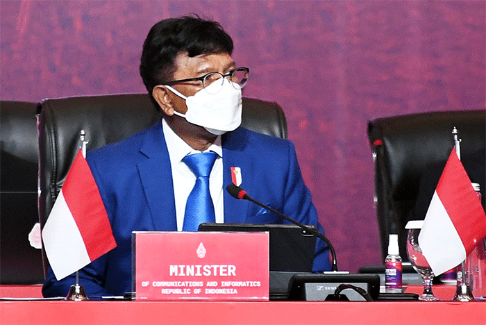 Menkominfo menekankan arti penting mengatasi kesenjangan digital dengan membangun konektivitas digital atau infrastruktur telekomunikasi.