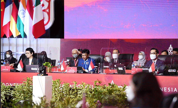 Menkominfo menekankan arti penting mengatasi kesenjangan digital dengan membangun konektivitas digital atau infrastruktur telekomunikasi.