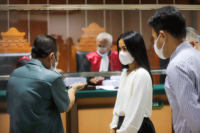 Aktris Nirina Zubir saat hadir sebagai saksi dalam kasus dugaan mafia mafia tanah yang merugikan keluarganya di kantor Pengadilan Negeri Jakarta Barat.