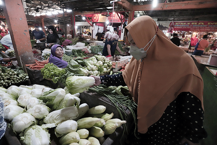 Suasana aktivitas perdagangan di Pasar Kecapi, Kota Bekasi, Jawa Barat.