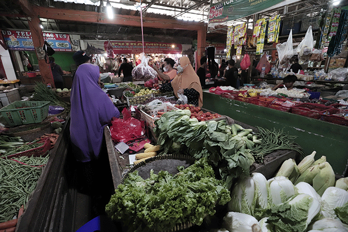 Suasana aktivitas perdagangan di Pasar Kecapi, Kota Bekasi, Jawa Barat.