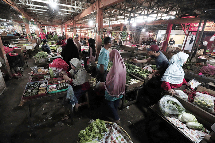 Suasana aktivitas perdagangan di Pasar Kecapi, Kota Bekasi, Jawa Barat.