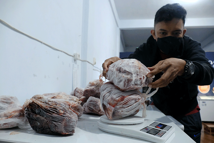 Pedagang menata daging sapi dalam lemari pendingin di Toko Makanan beku Oke Frozen, Makassar, Selasa (17/5/2022).
