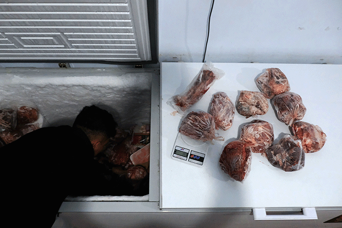 Pedagang menata daging sapi dalam lemari pendingin di Toko Makanan beku Oke Frozen, Makassar, Selasa (17/5/2022).