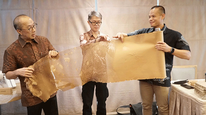 Peluncuran green product pembungkus berupa Hexcel Wrap sebagai pengganti gelembung plastik (bubble wrap) di Jakarta, Rabu (18/5/2022).